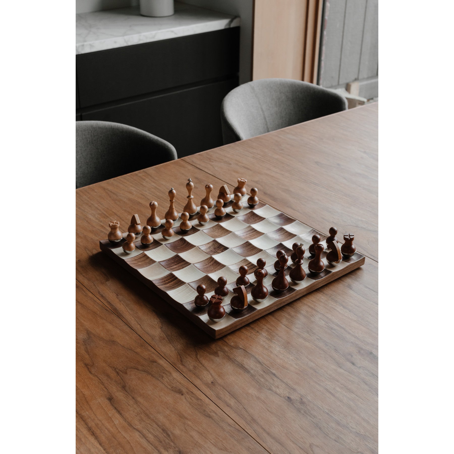ウォブル チェスセット – Umbra® / アンブラ 日本公式サイト